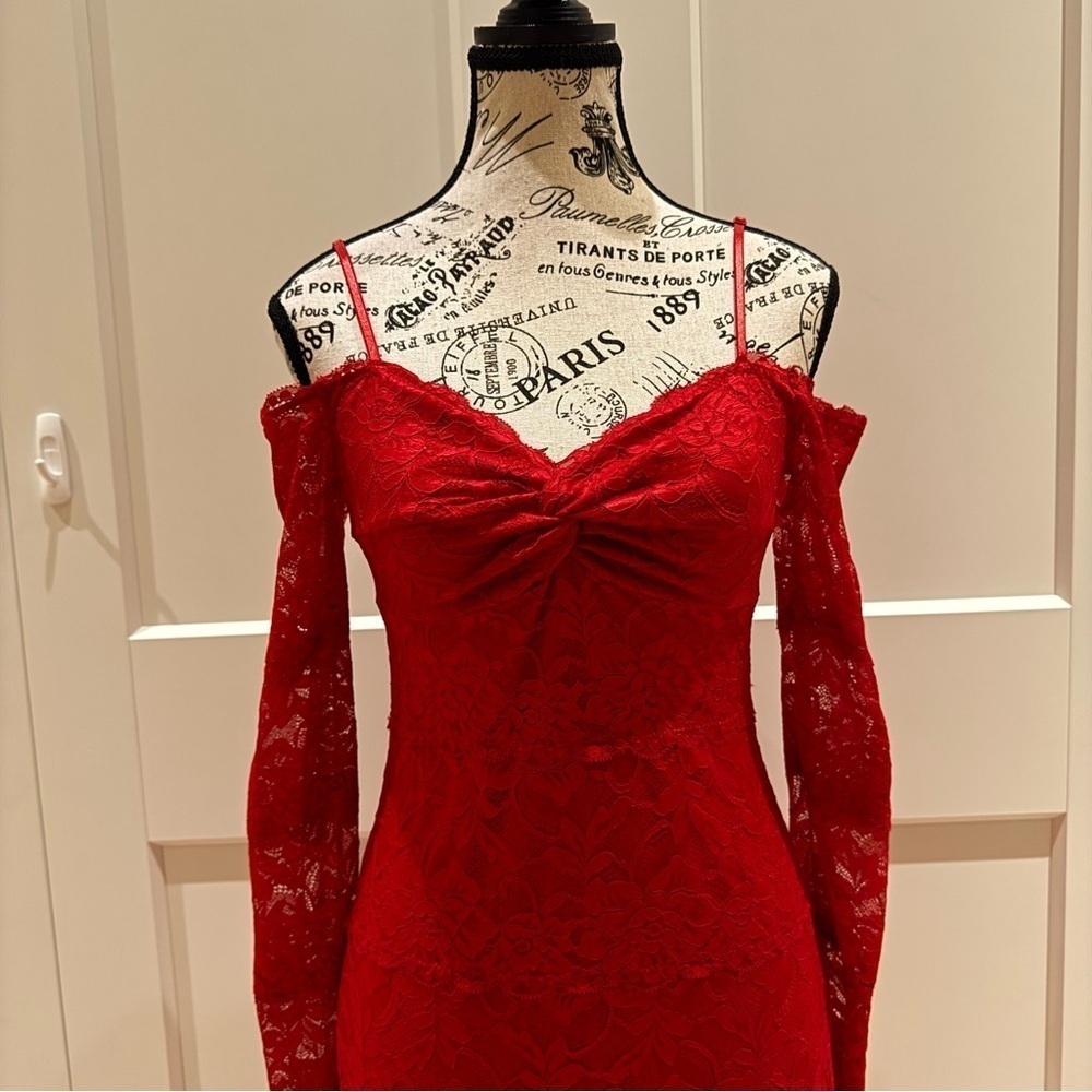 ✨GUESS Sexy Beautiful Off Shoulder Dress - Good
condition- Size Small✨ - Picture 4 of 15
